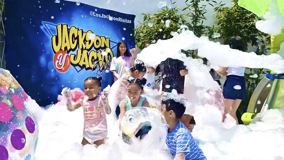 Niños jugando en espuma